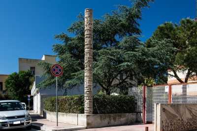 "Totem", maioliche e pannelli colorati: l'arte nascosta tra i palazzi moderni di Bari